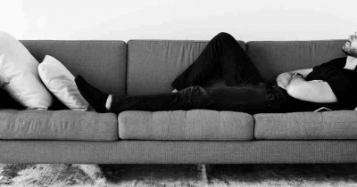 7 Akibat Tidur di Sofa (No. 3 Bahayanya Bikin Kapok)