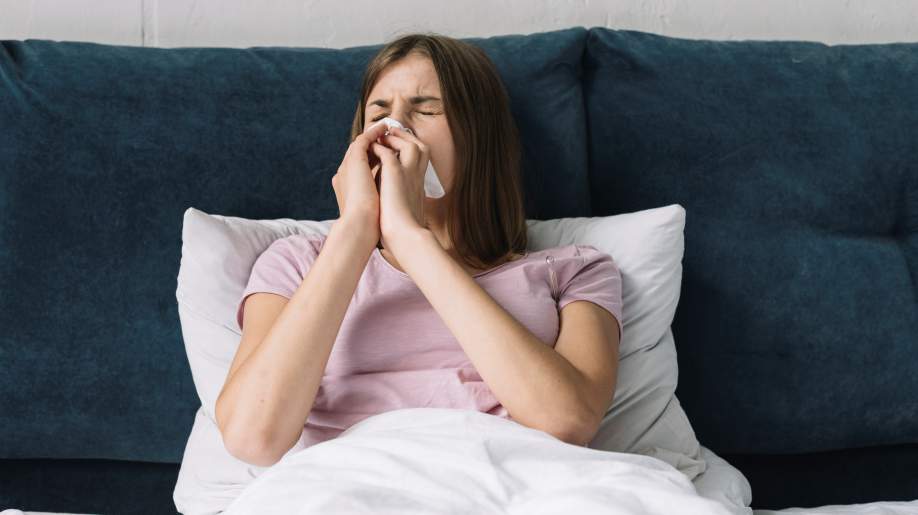 cara-mengatasi-bersin-saat-bangun-tidur-inthebox.jpg