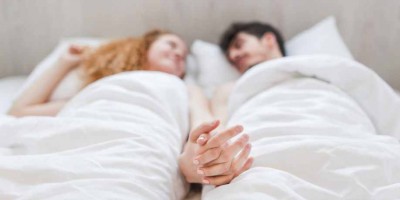 11 Posisi Tidur Pasangan yang Romantis dan Artinya