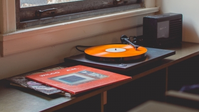 Bolehkah Mendengarkan Musik Sambil Tidur?